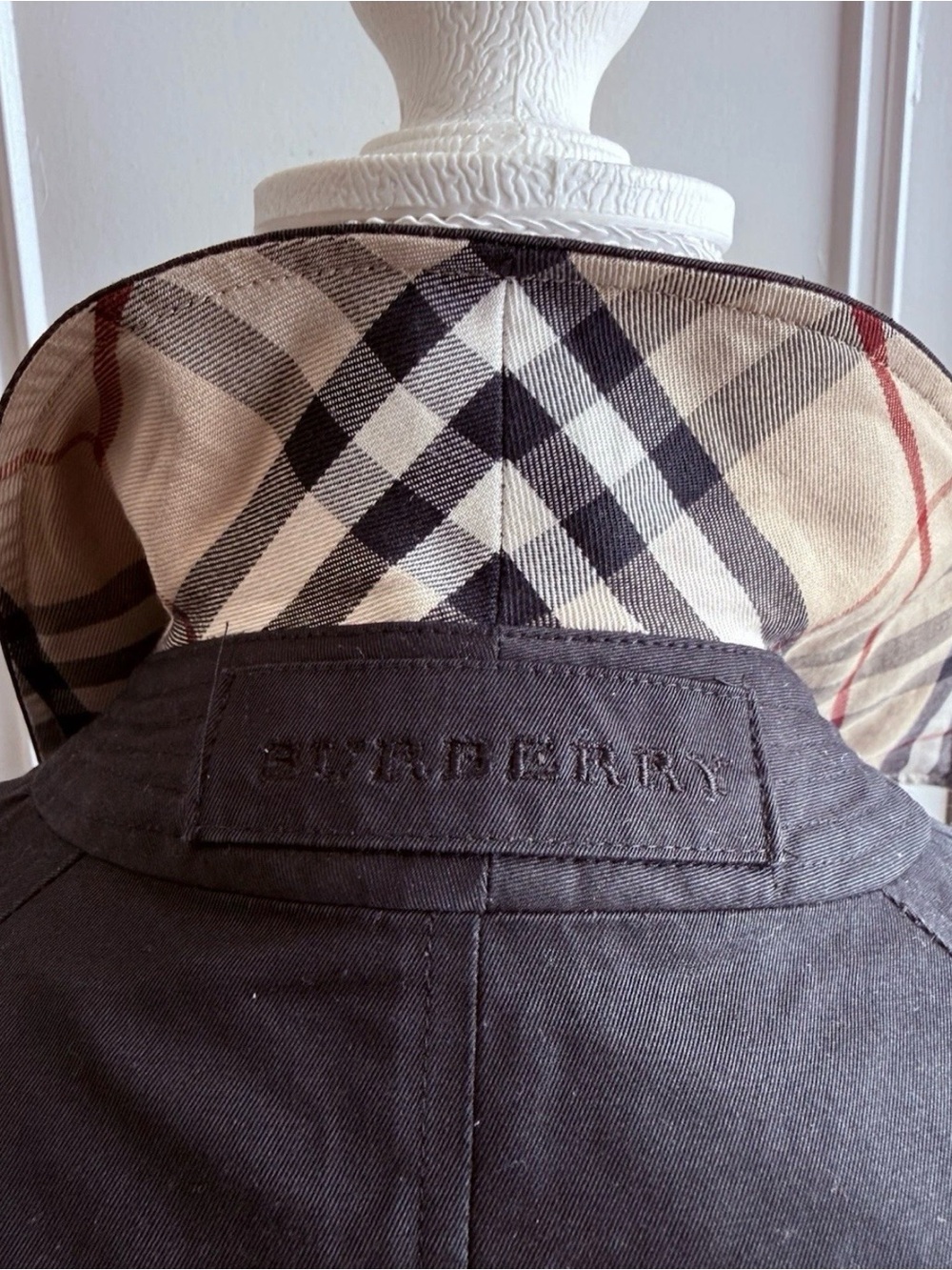 Burberry Vintage Mid-Length Black Trench Coat- Size 6 - Picture 5 of 8